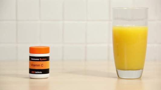 杯橙汁和维生素C片剂视频
