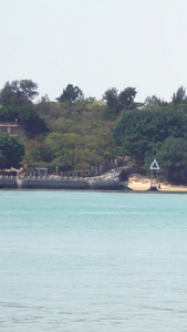 海面上行驶的快艇沿海城市视频