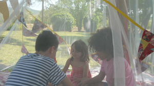 孩子们在网帐篷里玩耍10秒视频
