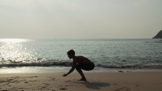 在海边表演一系列瑜伽姿势的女人视频