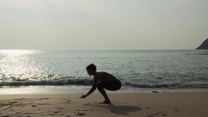 在海边表演一系列瑜伽姿势的女人60秒视频