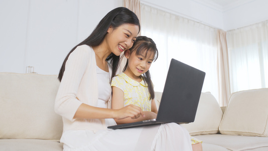 4k看笔记本电脑的居家母女学习在线教育视频
