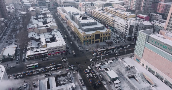 雪中的哈尔滨中央大街城市交通视频