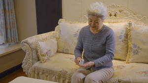 4K老年女性自检血氧仪15秒视频