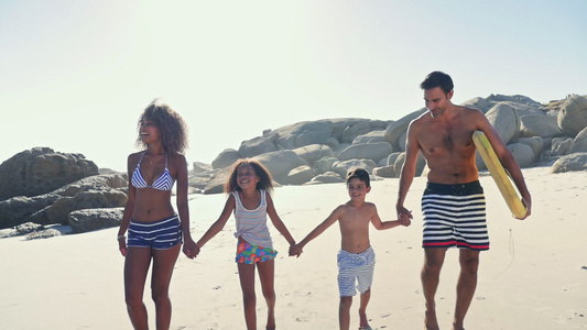 海滩上的度假的一家人视频