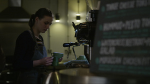 咖啡店制作咖啡的工人17秒视频