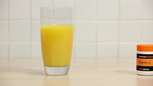 玻璃杯中的橙汁和维生素 C 片剂14秒视频