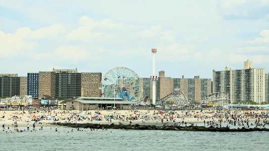 美国纽约市康尼岛拥挤的海滩视频