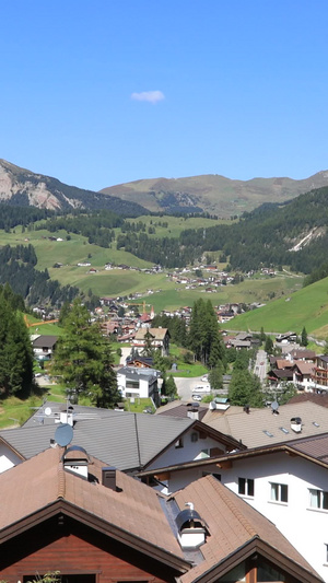 阿尔卑斯山谷里的小乡村实拍视频多洛米蒂60秒视频