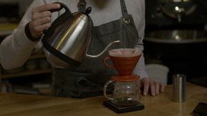 咖啡师倒水通过咖啡过滤器制作咖啡9秒视频