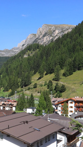 阿尔卑斯山谷里的小乡村实拍视频自然风光视频