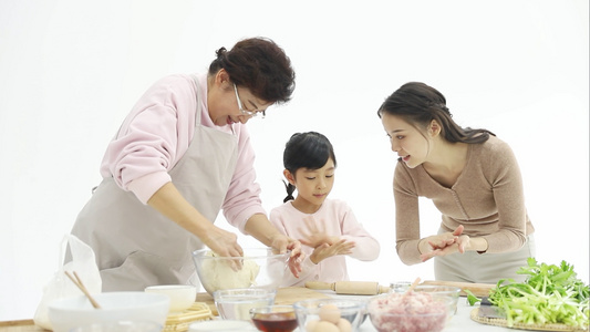 一家人包饺子视频