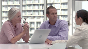 三个商人在办公室会议上交流10秒视频