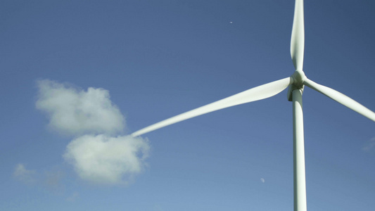 天空下的风力涡轮机视频