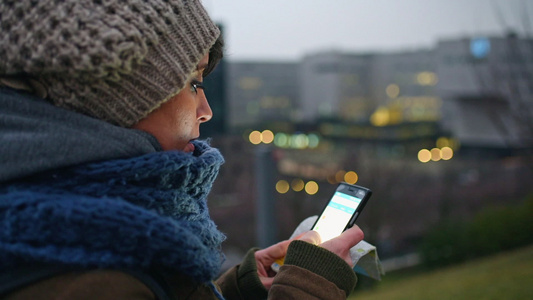 寒冷的户外使用智能手机回复消息的女人视频