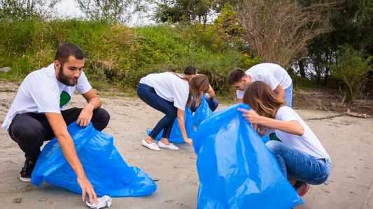 志愿者清理河滩上的垃圾视频