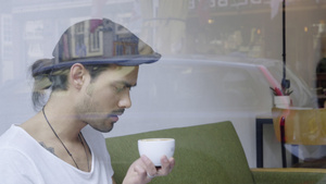 喝咖啡的男人24秒视频