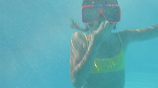 戴着潜水面罩去水下的女孩视频