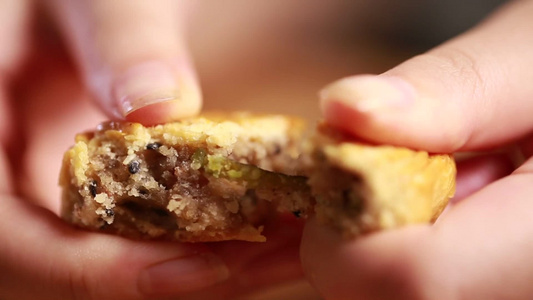 掰开月饼看月饼馅料五仁月饼视频