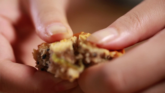 掰开月饼看月饼馅料五仁月饼视频