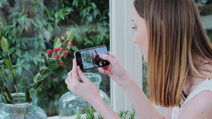 用手机拍摄植物的年轻女人11秒视频
