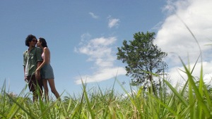 年轻夫妇站在海岸附近的草地上10秒视频