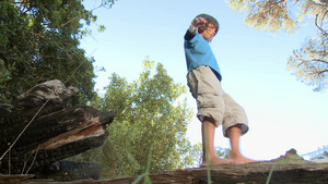 男孩沿着原木走低角度26秒视频