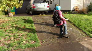 男孩在车道上玩滑板10秒视频