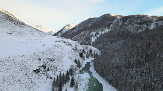 新疆雪山山谷冬季雪景视频