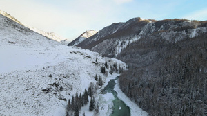 新疆雪山山谷冬季雪景37秒视频