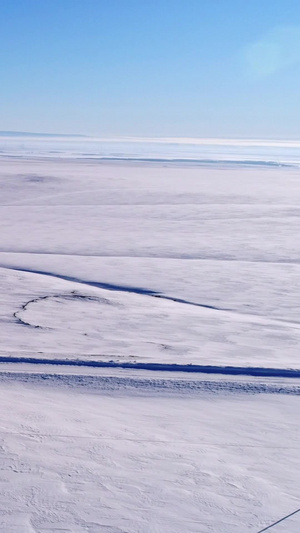 日出雪地里奔驰的车艺术渲染39秒视频