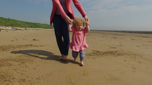 母亲带着女儿在海滩上散步10秒视频