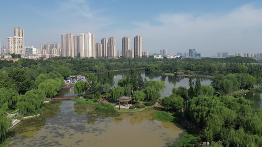 西安桃花潭灞河生态区地铁航拍视频