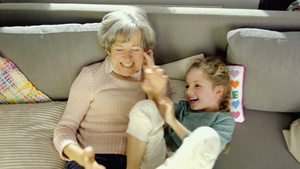 祖母和孙女玩耍6秒视频