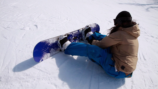 女滑雪板穿上单板滑雪下坡视频