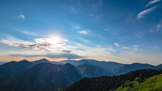 4k大山山脉阳光普照蓝天白云视频