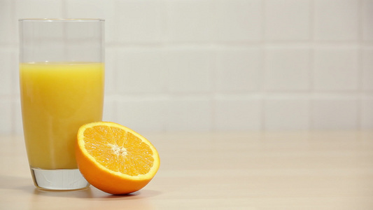玻璃杯中的橙汁和新鲜橙子视频
