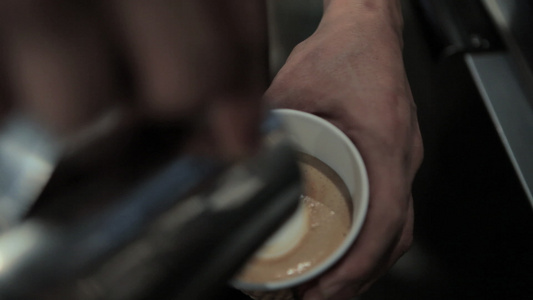 咖啡师在泡沫中制作心形咖啡视频