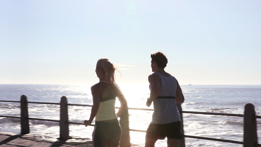 海边奔跑的年轻夫妇视频