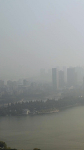 航拍雾霾笼罩下的长沙市市中心视频