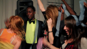 年轻人带着彩带在派对上跳舞12秒视频