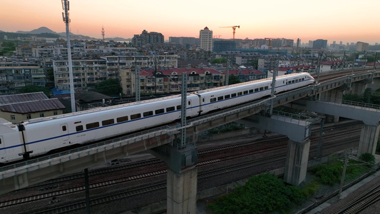 日出时在城市中穿行的高铁列车视频