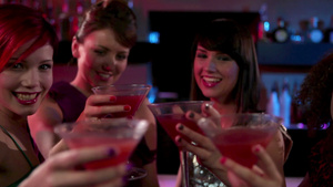 女孩晚上外出和四名年轻女性一起喝酒12秒视频