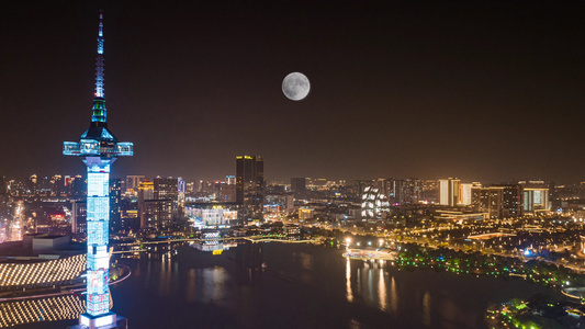 8K实拍城市大月亮夜景延时盐城盐立方大月亮视频