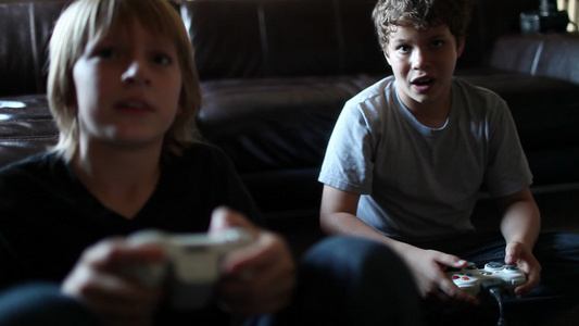 两个男孩玩电子游戏视频