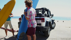 两个带着冲浪板到达海滩的年轻人21秒视频