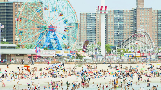 美国纽约市康尼岛拥挤的海滩和游乐场视频