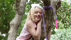 爬树的女孩8秒视频