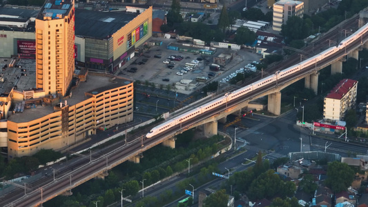 日出时在城市中穿行的高铁列车视频