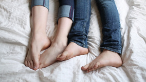 两个十几岁的女孩赤脚躺在床上脚部特效15秒视频